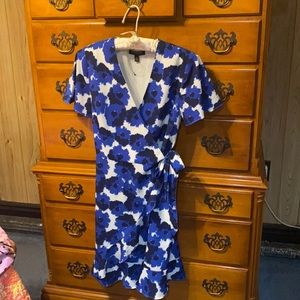 🍩Banana Republic White and Blue Wrap Dress